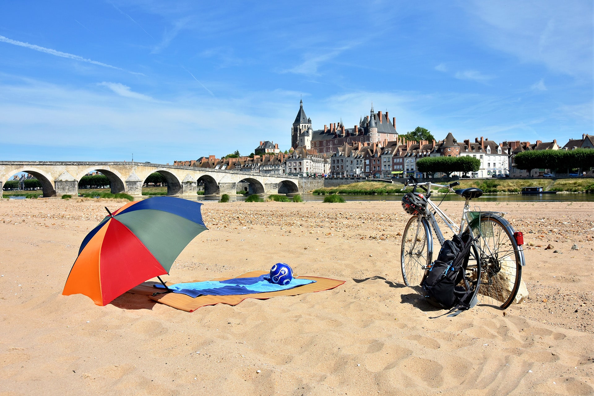 Plage face à Gien sur la Loire - Camping proche de Saint-Père-sur-Loire - Camping Touristique de Gien