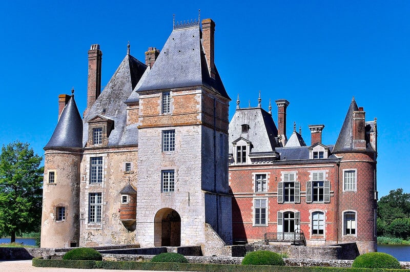 Entrée du château de la Bussière - Camping Touristique de Gien dans le Loiret