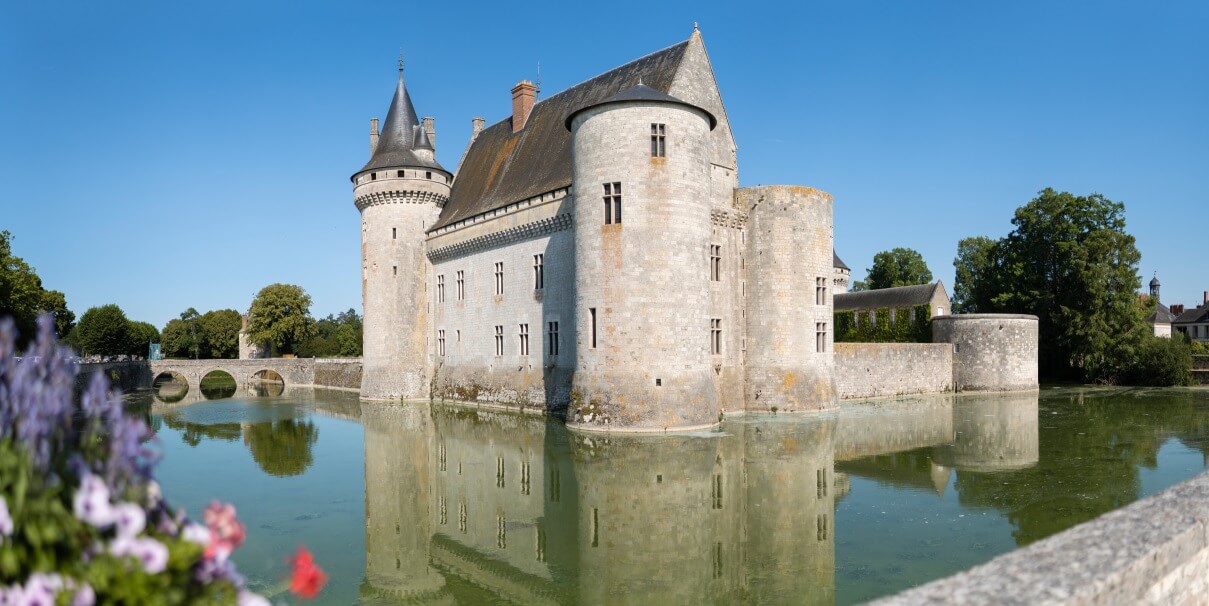 Château de Sully-sur-Loire à 20 min du camping Touristique de Gien