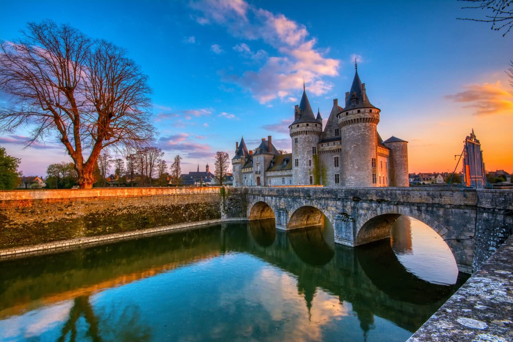 Château de Sully-sur-Loire proche du camping Touristique de Gien