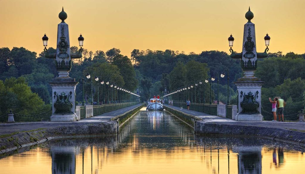 Pont près du camping à Gien dans le Loiret